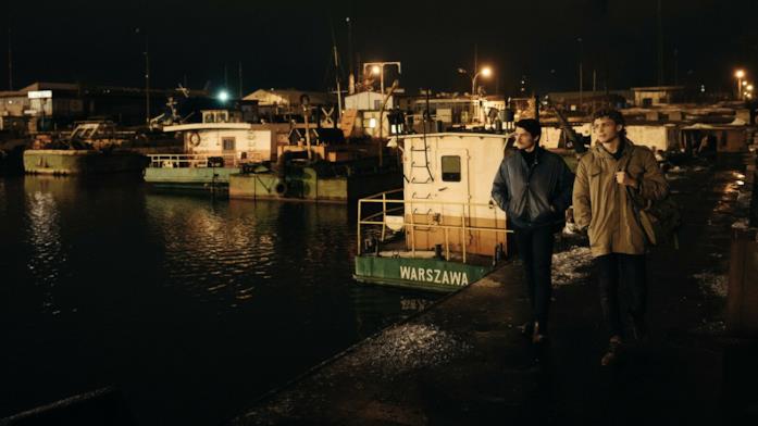 Operation Hyacinth, cosa devi sapere sul film Netflix e la sua storia vera Tomasz Ziętek e Hubert Miłkowski in una scena del film Operation Hyacinth