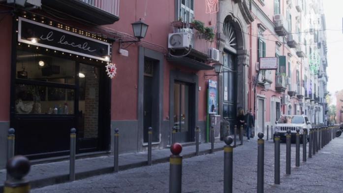 Tutte le location di Mina Settembre Il Locale, bar dove Mina e le sue amiche si ritrovano