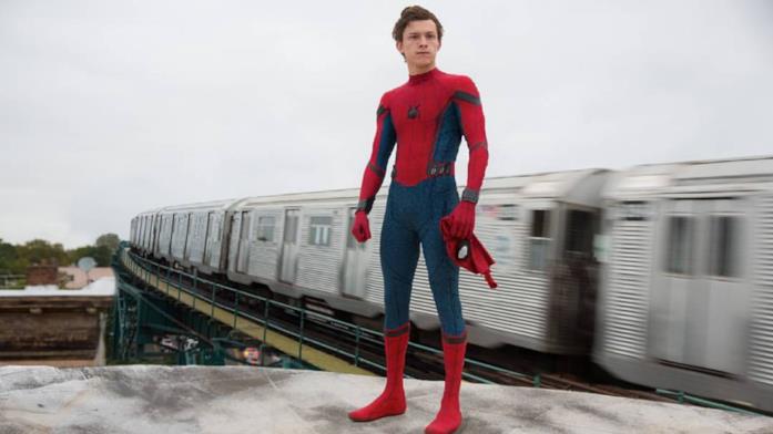 Tom Holland è l'attore più giovane ad aver interpretato Spider-Man Peter Parker (Tom Holland) indossa il costume di Spider-Man in una scena di Homecoming