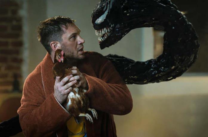 Eddie e Venom Eddie regge una gallina e parla con Venom
