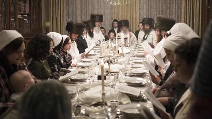 I traumi di Unorthodox, tra la Brooklyn ultra-ortodossa e la nuova Berlino La famiglia di Esty a tavolta in una scena della mini-serie Unorthodox