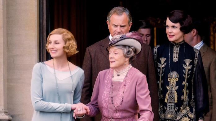 Edith, lady Violet, Robert e Cora in una scena di Downton Abbey Nel secondo film di Downton Abbey torna la famiglia Crawley: Edith, Violet, Robert e Cora