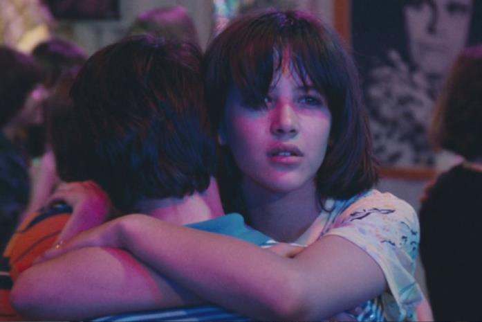 Sophie Marceau e Alexandre Sterling in una scena de Il tempo delle mele 1980