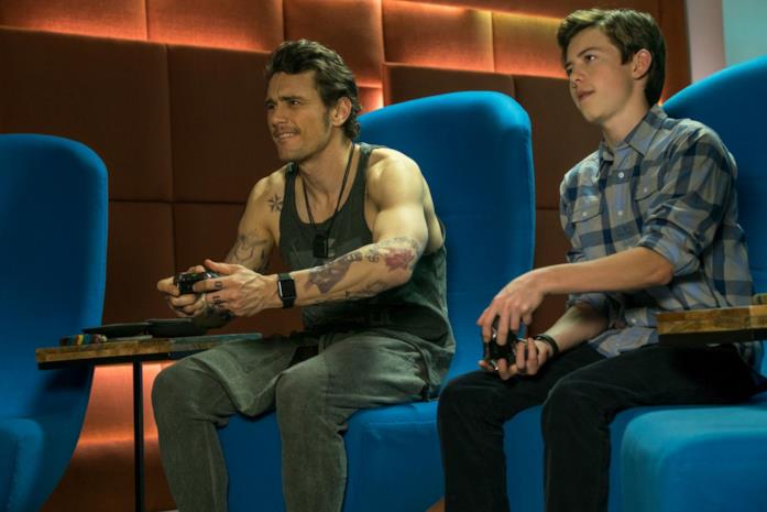 Griffin Gluck interpreta Scotty Flemin in Proprio lui? Un'immagine di Proprio lui? con James Franco e Griffin Gluck
