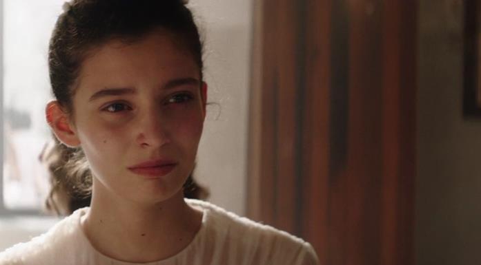 Lila trattiene a stento le lacrime Lila trattiene a stento le lacrime di fronte al tradimento di Stefano