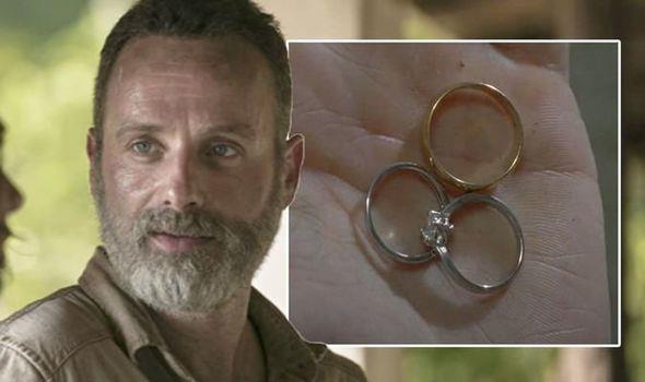 The Walking Dead: un indizio sull'uscita di Rick già nella stagione 7? The Walking Dead: gli anelli di Negan nella stagione 7