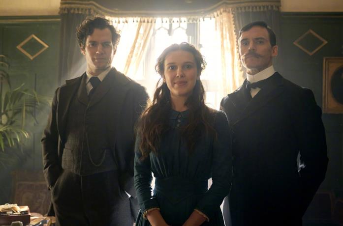 Sherlock, Mycroft ed Enola in una stanza dell'abitazione della madre