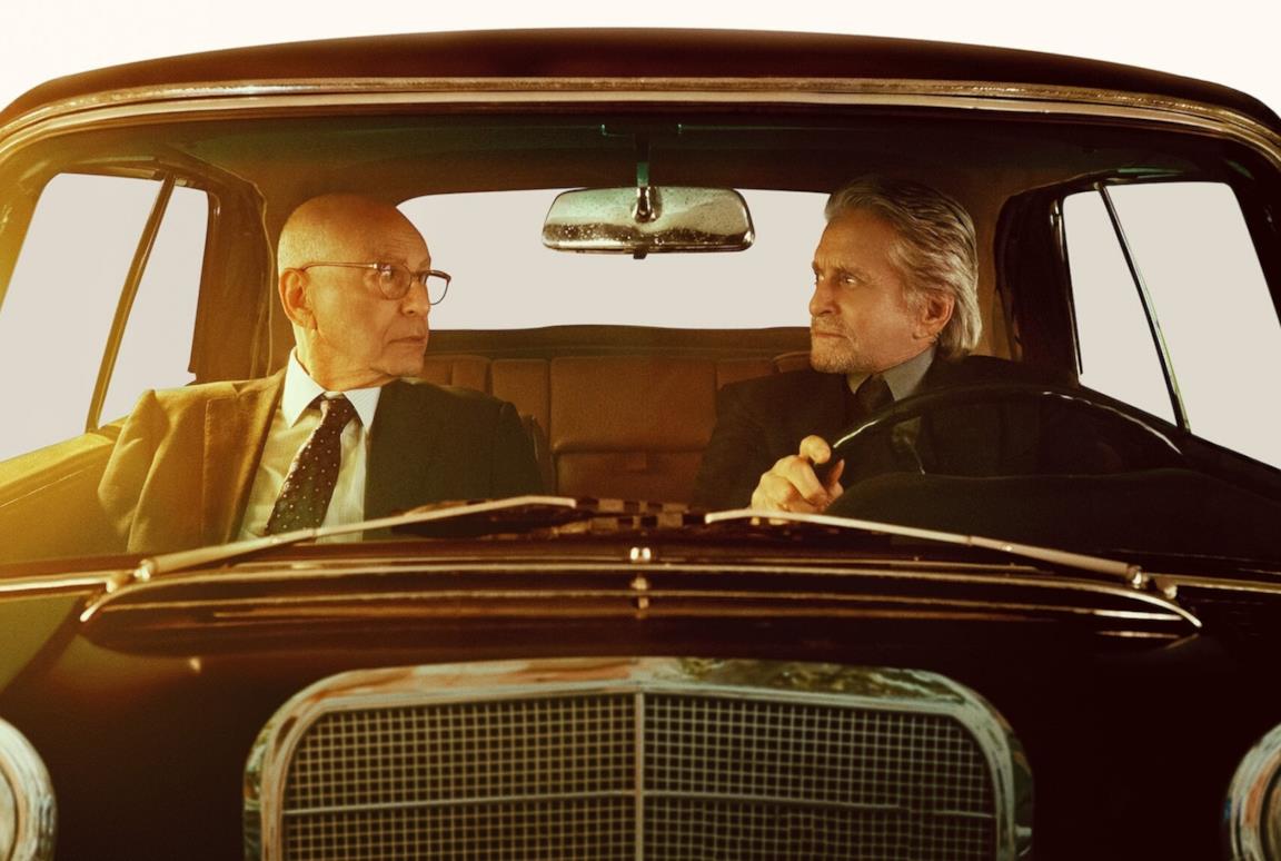 Michael Douglas e Alan Arkin in auto