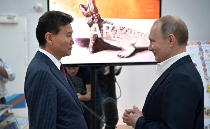 Kirsan Ilyumzhinov con Vladimir Putin Kirsan Ilyumzhinov, il giocatore di scacchi rapito dagli alieni