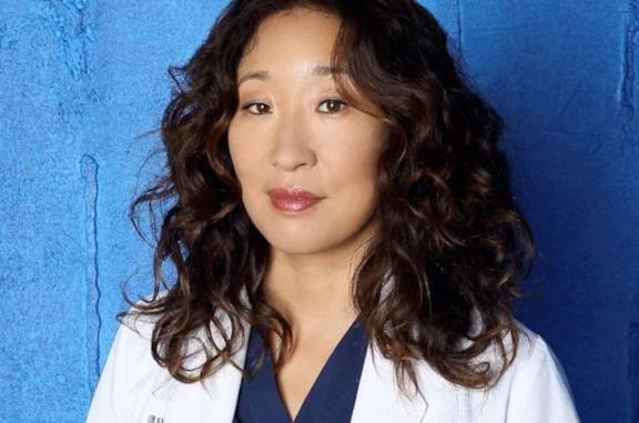 Un'immagine promozionale di Sandra Oh nel ruolo di Cristina Yang