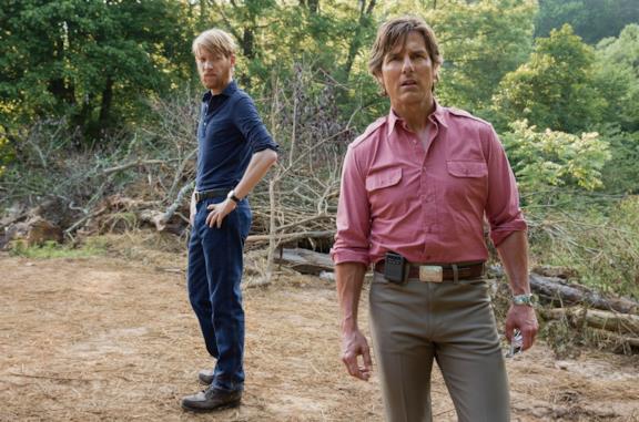 Domhnall Gleeson e Tom Cruise in una scena del film Barry Seal - Una storia americana
