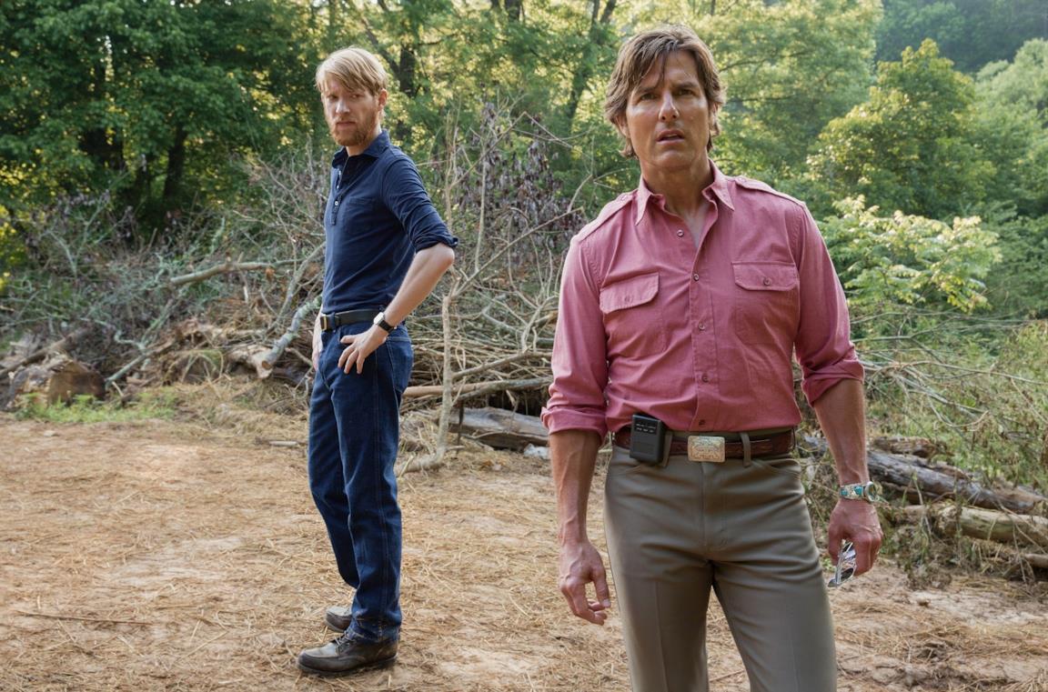 Domhnall Gleeson e Tom Cruise in una scena del film Barry Seal - Una storia americana