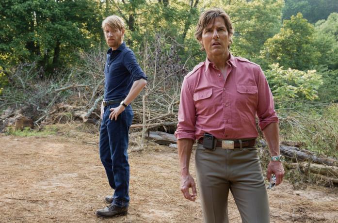 Domhnall Gleeson e Tom Cruise in una scena del film Barry Seal - Una storia americana