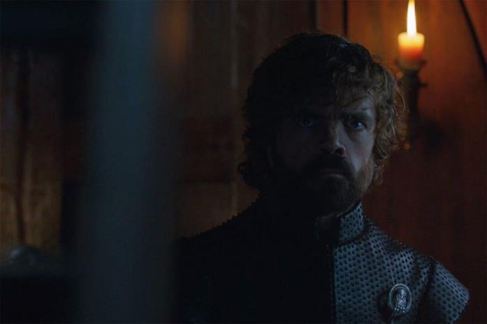 GoT: Tyrion vede Jon e Daenerys insieme L'indecifrabile espressione di Tyrion quando Jon raggiunge Daenerys nella sua cabina
