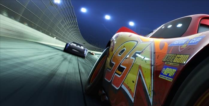La fiancata di Saetta McQueen con il numero 95. Saetta McQueen supera il suo giovane rivale in una scena di Cars 3.