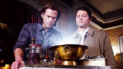 Supernatural, serie TV sui fratelli Winchester Sam e Castiel in una scena di Supernatural