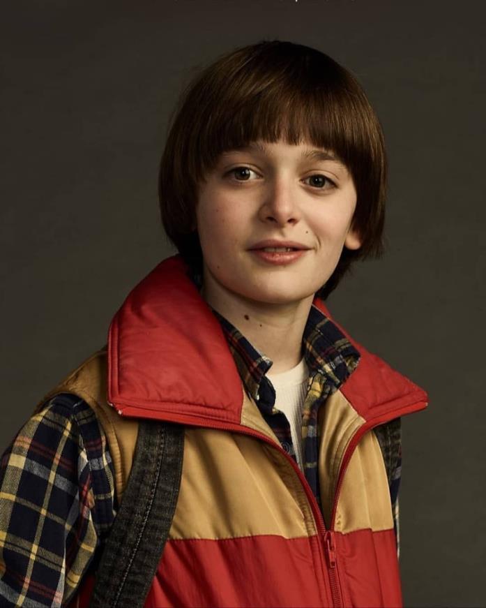 Will Byers è al centro delle prime due stagioni di Stranger Things Noah Schnapp nei panni di un sorridente Will Byers, con giubbetto rosso e giallo, camicia e zaino