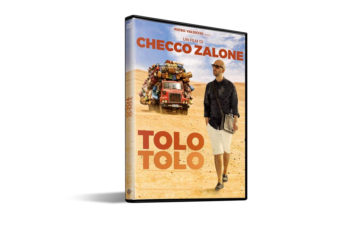 Checco Zalone nel deserto nella locandina di Tolo Tolo