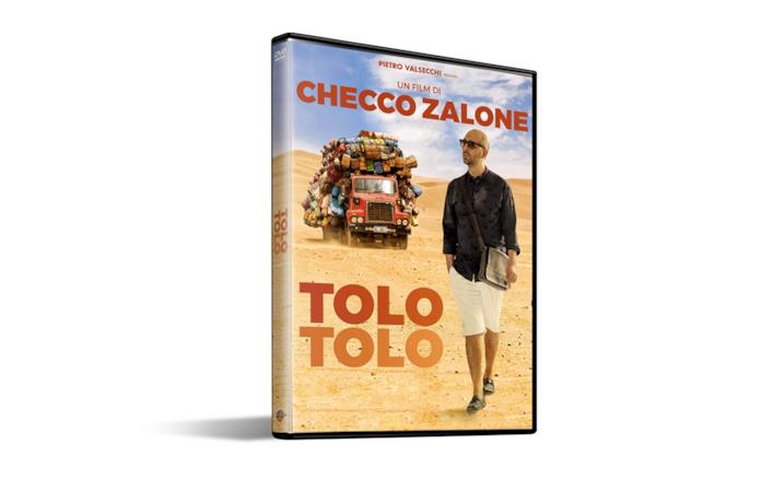 Checco Zalone nel deserto nella locandina di Tolo Tolo