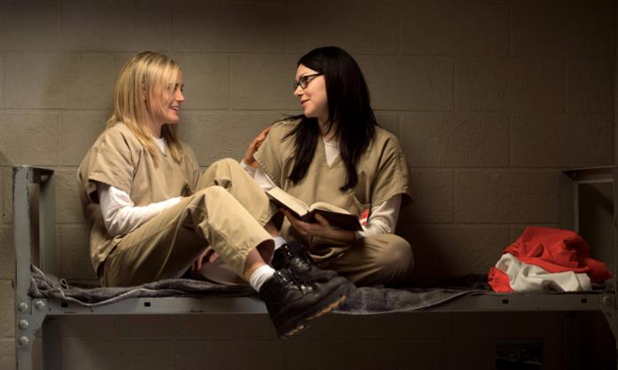 Alex e Piper in Orange is the new black Alex e Piper sedute sul letto