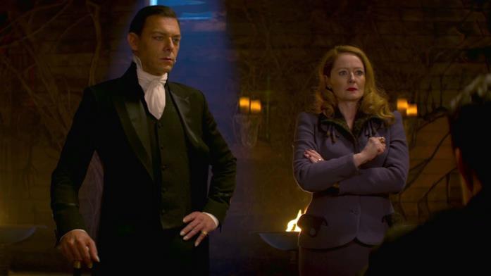 Zelda e Padre Blackwood in una scena tratta da Le terrificanti avventure di Sabrina Zelda e Padre Blackwood nella prima stagione de Le terrificanti avventure di Sabrina