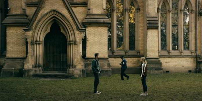 Annie e Hughie insieme davanti a una cattedrale in The Boys Jack Quaid ed Erin Moriarty
