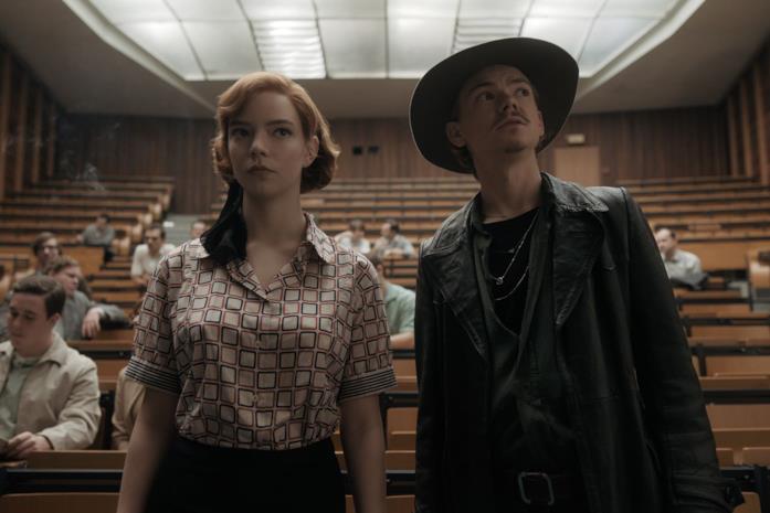 Beth e il suo avversario Benny in una scena de La regina degli scacchi Anya Taylor-Joy e Thomas Brodie Sangster ne La regina degli scacchi
