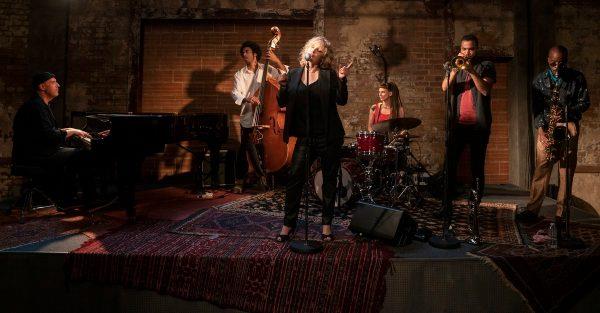 The Eddy, la band della serie Netflix Il locale parigino della serie Netflix The Eddy