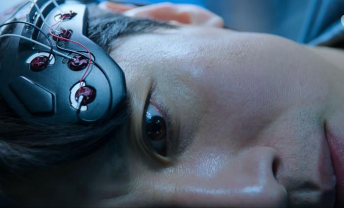 Un'immagine in primo piano del "dottor Brain" Una scena dal trailer di Dr. Brain