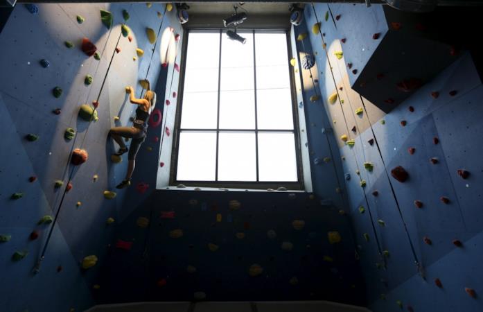 Climb wall negli uffici Google di New York Un impiegata degli uffici di Google di New York mentre si arrampica su una parete