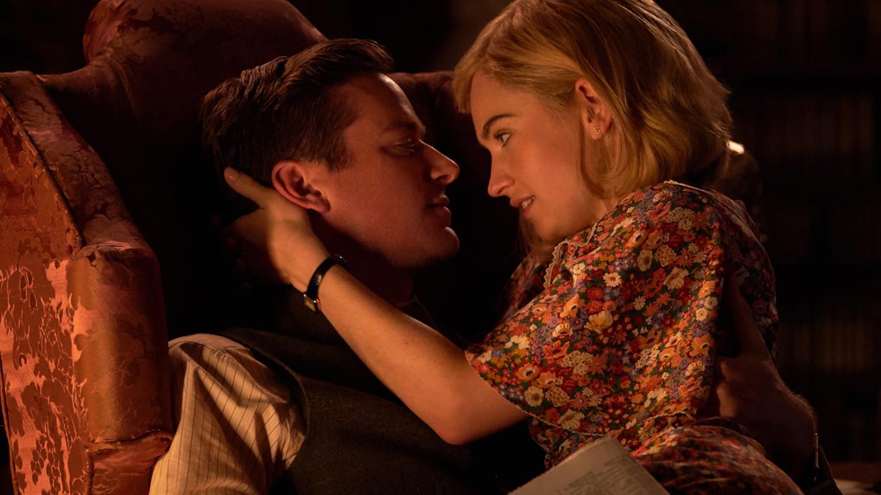 Rebecca, il nuovo adattamento del romanzo di Daphne Du Maurier non trova la sua identità Rebecca, il nuovo adattamento del romanzo di Daphne Du Maurier non trova la sua identità