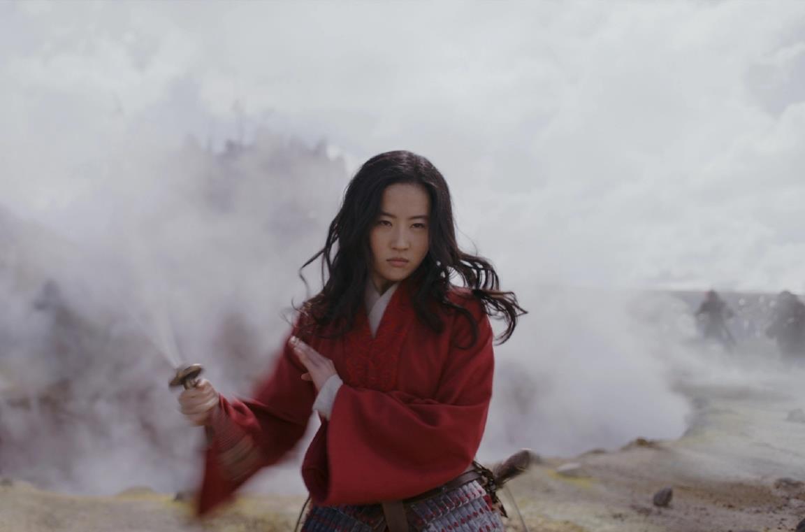 Yifei Liu in una scena del film Mulan