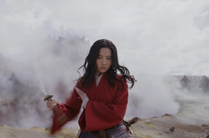 Yifei Liu in una scena del film Mulan