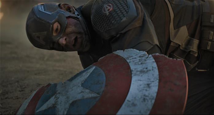 Cap con lo scudo rotto in Avengers: Endgame Captain America osserva il suo scudo, rotto da Thanos