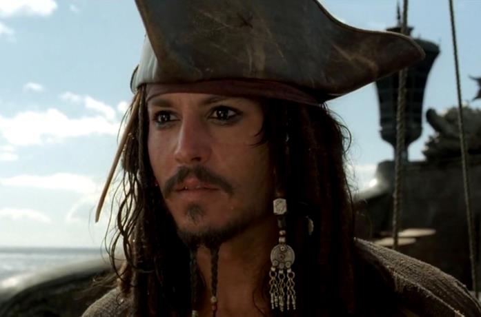 Il Capitano Jack Sparrow al timone della Perla Nera nel finale del primo film