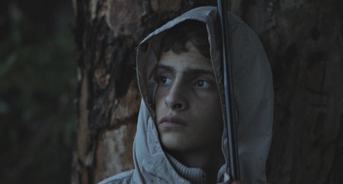 Notturno di Gianfranco Rosi, ecco il trailer e tutte le info L'adolescente Alì in una scena del documentario Notturno di Gianfranco Rosi