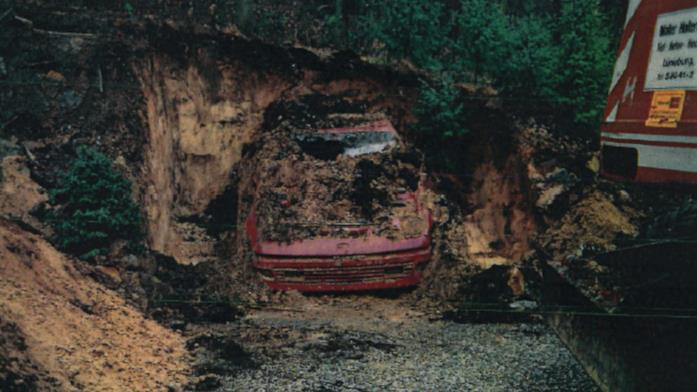 Dig Deeper: la scomparsa di Birgit Meier, la serie Netflix da non perdere per chi ama il true crime La Ford coupé rossa di Wichmann in una scena della serie Dig Deeper: la scomparsa di Birgit Meier
