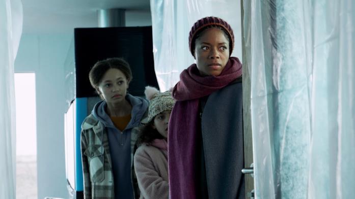 Helen e le figlie in The Third Day Naomie Harris in The Third Day