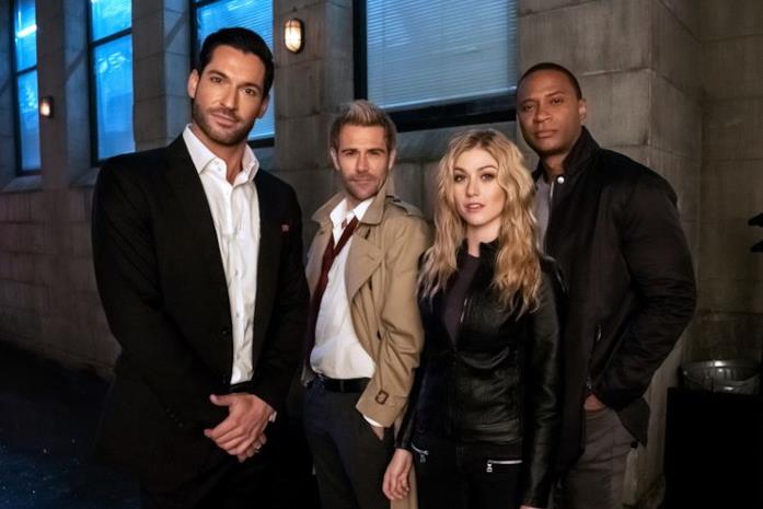 Tom Ellis dietro le quinte del crossover con l'Arrowverse Una foto dal dietro le quinte del crossover Crisi sulle Terre Infinite