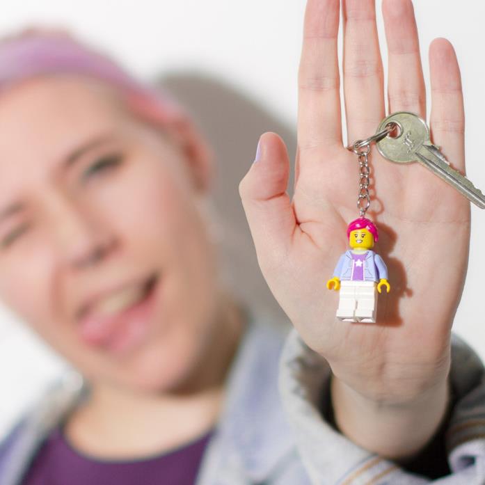 Portachiavi con Minifigure LEGO personalizzato Una ragazza mostra il portachiavi con la propria Minifigure LEGO personalizzata