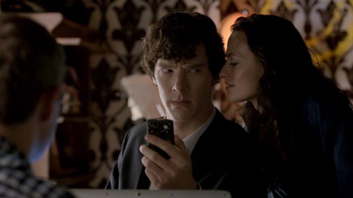Sherlock e Irene Watson osserva Sherlock e Irene