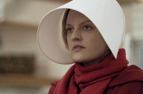 Elisabeth Moss interpreta June in The Handmaid's Tale