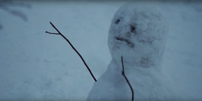 L'Uomo di Neve: l'inquietante pupazzo di neve del trailer L'Uomo di Neve: l'inquietante pupazzo di neve lasciato dal serial killer