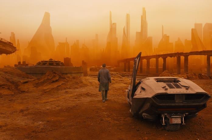 Il protagonista di Blade Runner 2049 cammina in una città apparentemente deserta