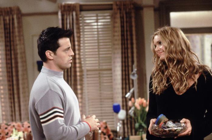 Elle Macpherson - Janine Janine Lacroix in una scena di Friends