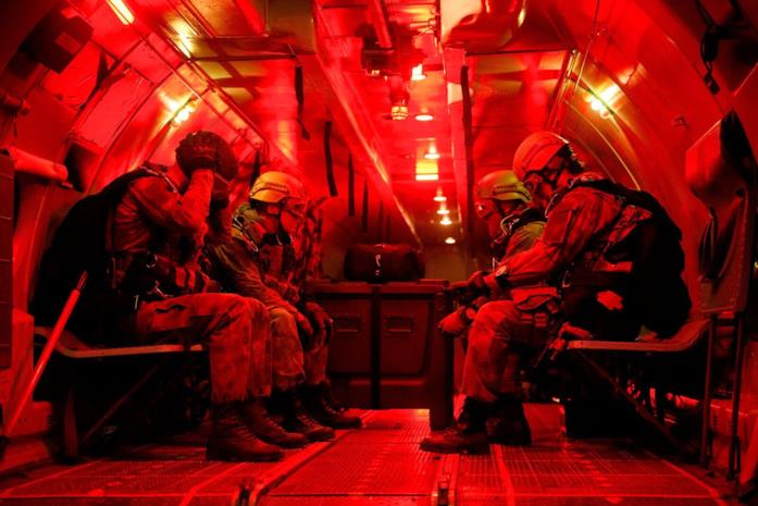 La squadra speciale di Hunter Killer La scena mozzafiato del lancio oltre le linee nemiche di Hunter Killer