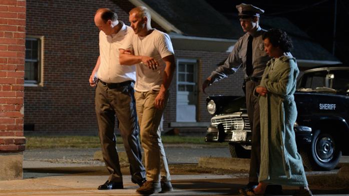 Mildred e Richard Loving mentre vengono arrestati Ruth Negga e Joel Edgerton durante una scena del film