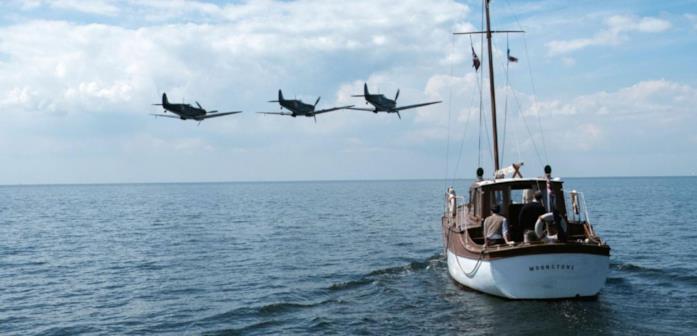 La Moonstone e i tre Spitfire in volo La Moonstone naviga verso Dunkirk