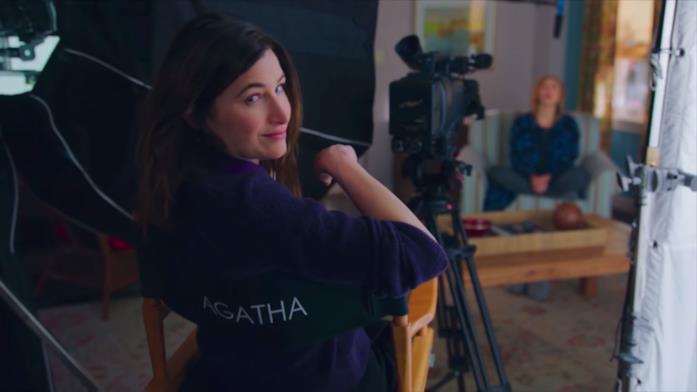 Agatha All Along, i segreti del brano virale di Marvel Studios Agatha seduta dietro la telecamera