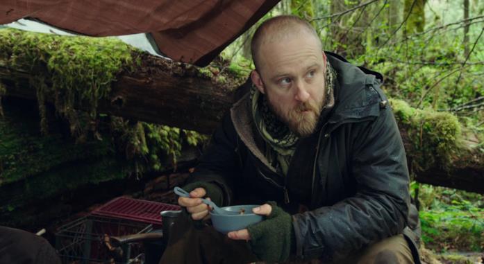 Senza lasciare traccia: la storia vera dietro il film di Debra Granik Ben Foster in una scena del film Senza lasciare traccia